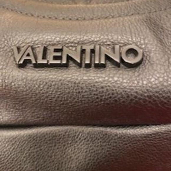 Valentino "Original" Verra Signature V-Logo Tote Retailed @$1,095 - Picture 7 of 13